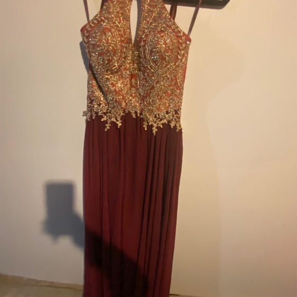 Beautiful Maroon/burgundy flowy prom dress - Picture 4 of 9
